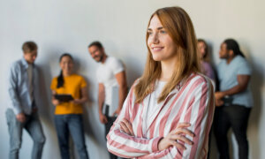 A Canadian woman with friends, whom she is considering creating a corporation to invest.